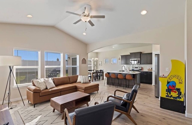 NEW Modern Craftsman 4 beds/3bdrm by Hospital/Park