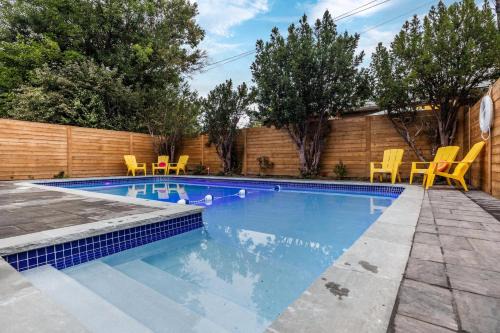 New Modern Custom Build Pool, Games, Parking & WIFI