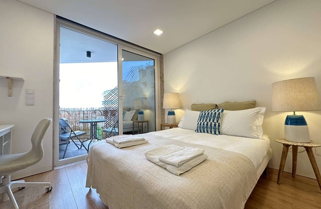 ✨NEW! Modern Flat in City Center with Sunny Balcony | Comfortable for Long Stays