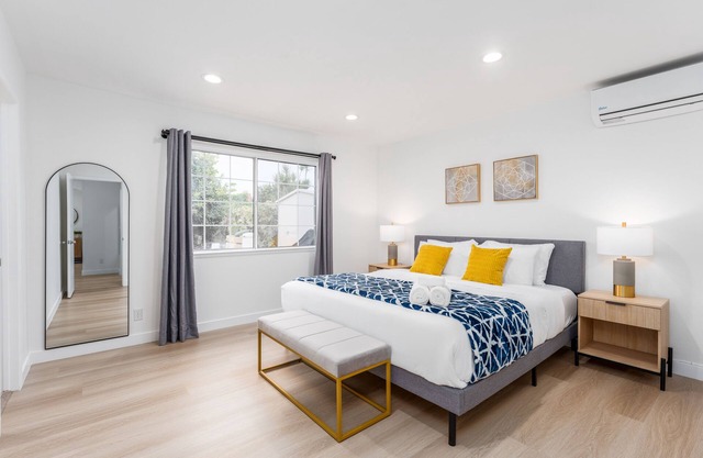 NEW- Modern Guesthouse with King Bed and Kitchen