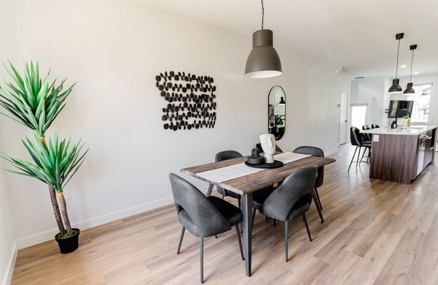 *New & Modern Home | Free Parking | 5 mins Downtown*