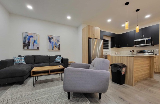 New Modern Home with 2 King Size, 1 Queen Size Bed