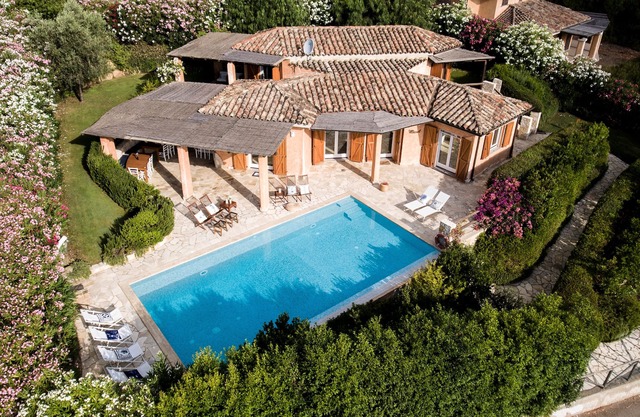 Villacool: mod., luxuriöse Familienvilla mit priv. Infinity-Pool u. Garten