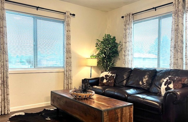 NEW, modern, King Bed, wifi, FREE Parking, Trails