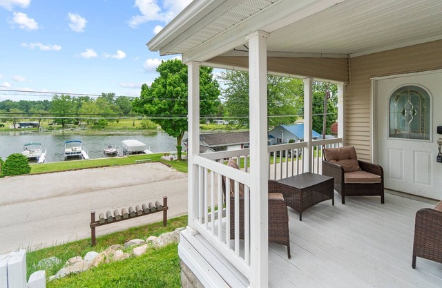 New! Modern Luxury Boho Lakehouse 2BR w/Dock Slip