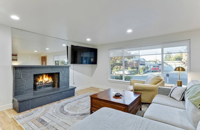 NEW! Modern Mountain 5BR Getaway, 15-40 minutes from 7 ski resorts Sleeps 12