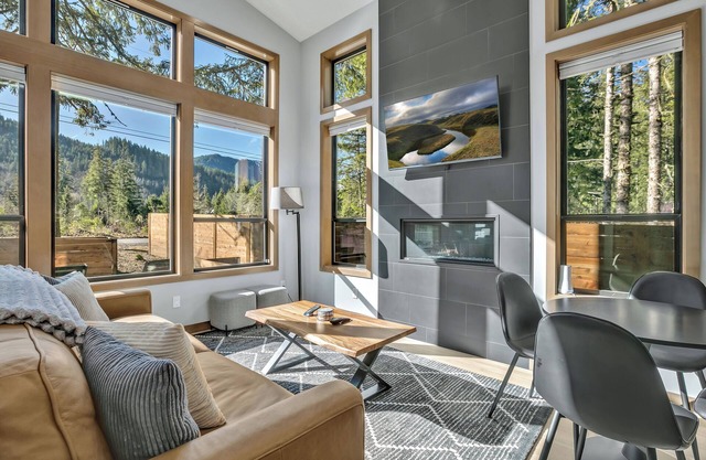 New! Modern Mountain Getaway w/Fireplace & Hot Tub