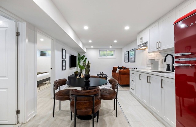 *NEW* Modern & Spacious Unit in North York | Monthly Stays | Work Desk | Laundry