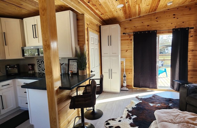 New Modern Studio w/ private pool- 5 Min to Keaton Beach Boat Ramp