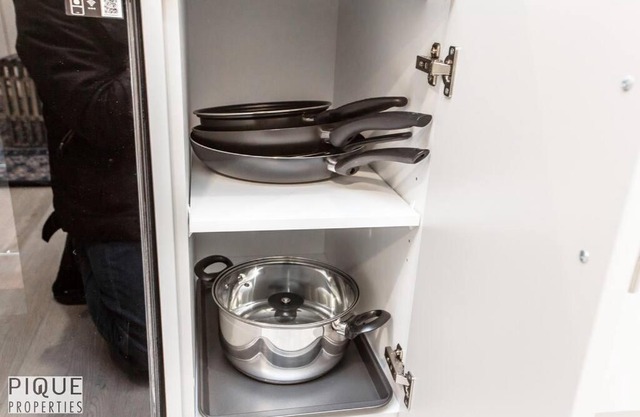 *NEW* Modern Suite King Bed! Netflix! Sleeps 4!