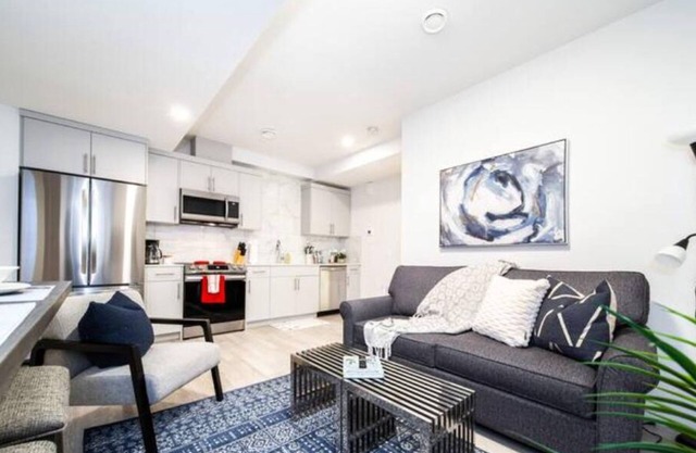 NEW - Modern Suite - King Bed/Netflix/Sleeps 4/Clean!