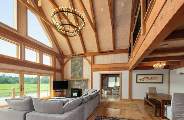 NEW Modern Timber-frame Oasis: 4BR Home Near Stowe