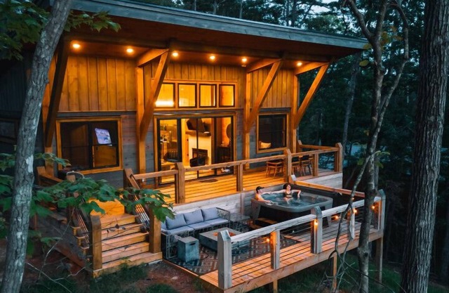 New Modern Treehaus w/ Views, Hot tub. 2/2 + loft