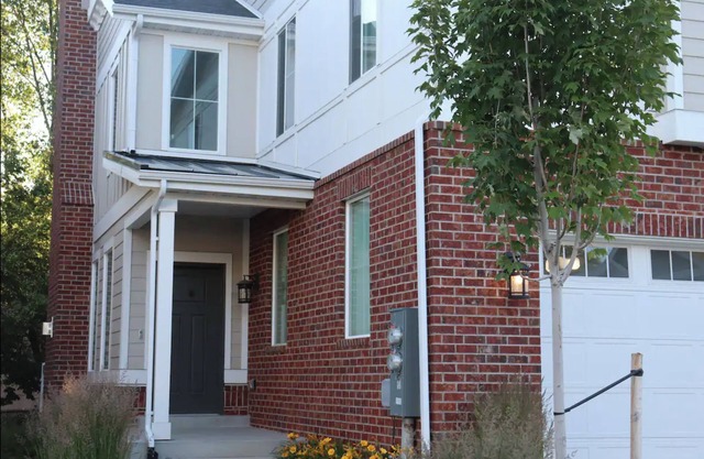 New Modern Twin Home, Pet Friendly, Close to Airport, Downtown, Resorts and more