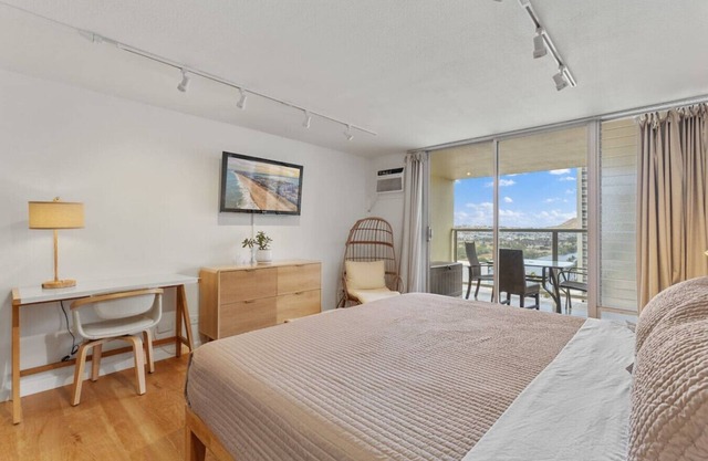[New] Modern Waikiki | AC, Beach Gear, Pool, Lanai
