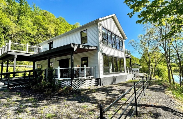 NEW Modern waterfront home close to Catskill mountains, fire pit, EV charging