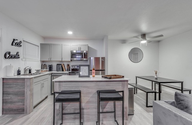 NEW Montrose Gem! Central to Downtown HTX, NRG, & the Museum District.