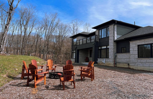 New Muskoka house close to Dwight beach, Alogonquin Sauna Hot tub BBQ fire pit