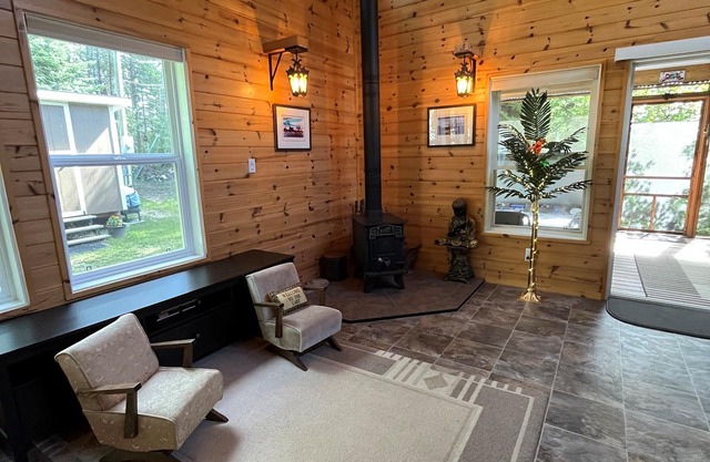 NEW NIRVANA RENTALS LISITING** Victoria Beach with a Hottub awaits. Booking 2026