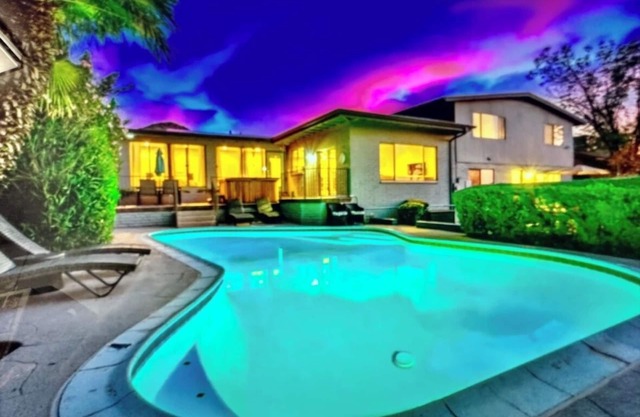 NEW! Oasis Overlook- 8 Bdr, 7 Bath, Pool, Hot tub, Views, Hiking, Golf