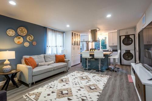 New Oasis -Spa -Firepit -BBQ- Decks-Pet friendly