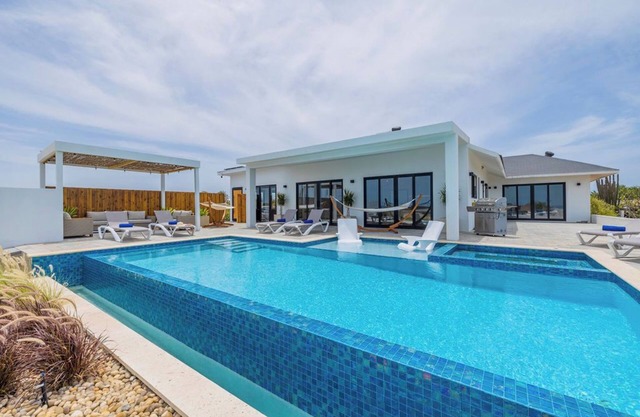 New Ocean View Infinity Pool Steps 2 BabyBeach