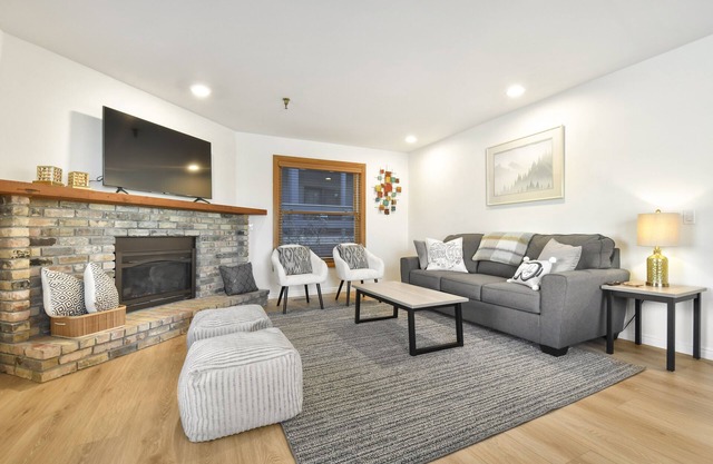 New on market *Premier Condo in Park City* Walk to PCMR, Main St & Shopping