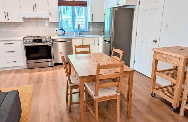 New on Vrbo - 5.0 stars Top 1% Airbnb - Private Garden Suite - Free car charger