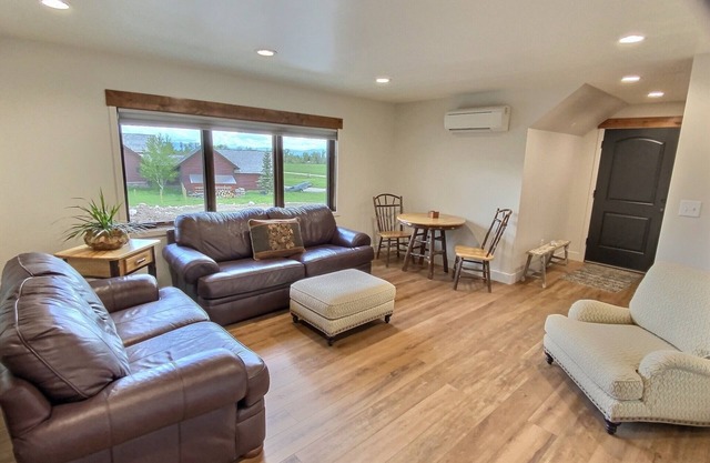 New one-bedroom upstairs apartment near Teton Canyon