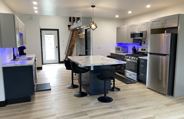 New Open Concept Modern Getaway Near Beaches