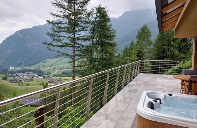 Neueröffnung Juni 2022 - Chalet Baumhaus mit privaten Whirlpool