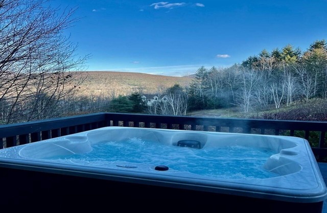 NEW OUTDOOR HOT TUB! 1Bedroom Luxury Suite + Full Kitchen - Haus Windham