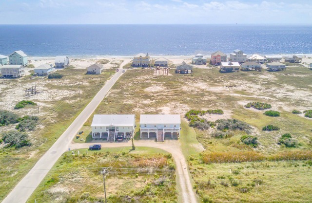 New Owner Listing! 900' TO PRIVATE BEACH ACCESS! Great Winter Rates!