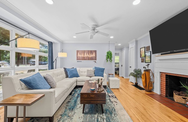 New owners! Downtown Corner Cottage - 1 Block Walk to Food & Fun - Dog Friendly
