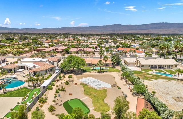 New Palm Desert Oasis! Pickleball, Putting Green, Bocce Ball, Pool & Jacuzzi!