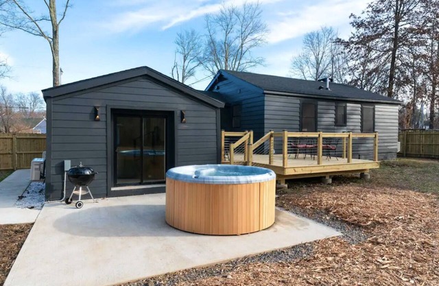 New Paltz Zen Wellness Cabin w/ Hot Tub