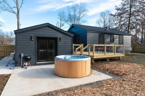 New Paltz Zen Wellness Cabin w/Hot Tub