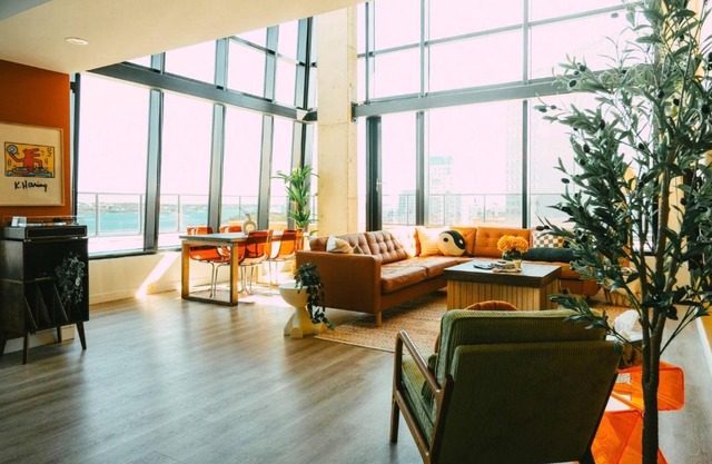 NEW Pause Penthouse Lofts - Downtown - Free Parking