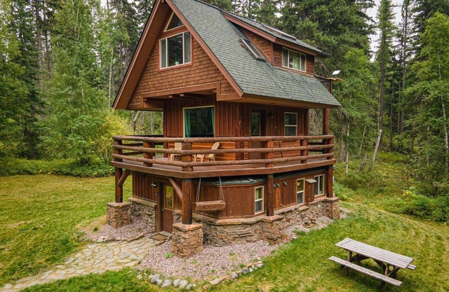 New! Peaceful forest retreat with access to hiking & biking trails