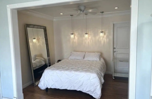 NEW Peaceful Studio Unit - 3 Blocks from the beach