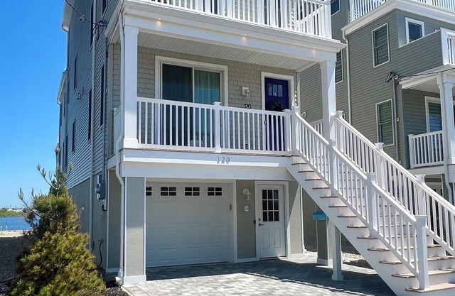 NEW Pelican Island BAY FRONT home, mins to beach, kayaks, paddleboards, sunsets!
