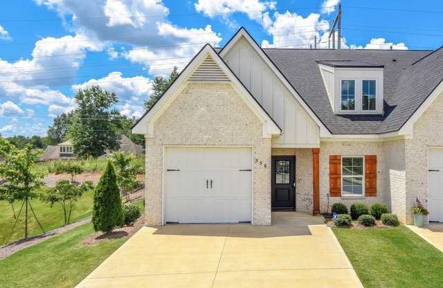 NEW! Plains Getaway In Auburn, 3BR/3BA townhome that sleeps 8 w/EV Charger!