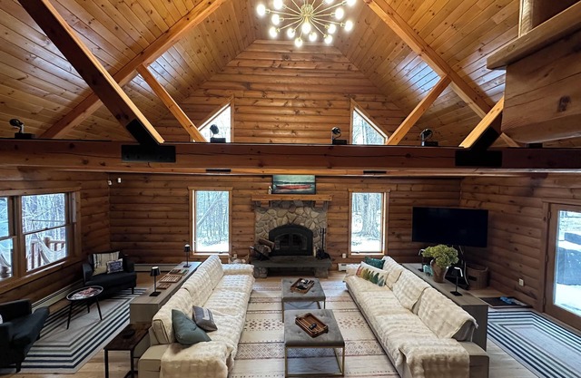 NEW PLUNGE POOL! Stylish 3-bedrm Cabin Adult Retreat Next To Delaware Water Gap