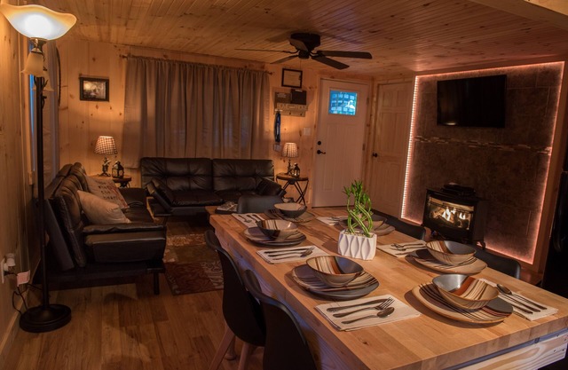 FALL SPECIALAlle neuen Pocono Mountain Oasis 2. NEUE 7 Personen Whirlpool und Spielplatz.