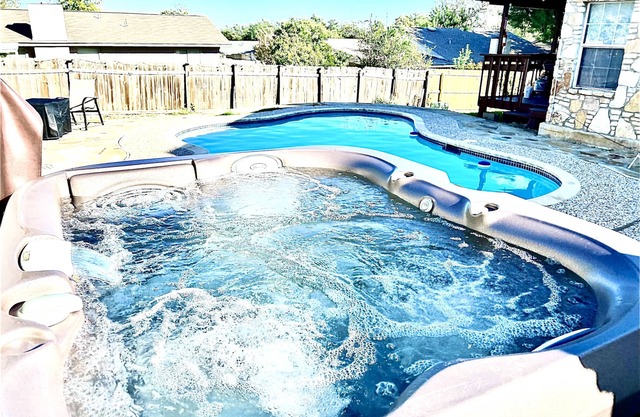 New! Pool - Hot Tub 4bd/2b renovated near Sea World/Lackland