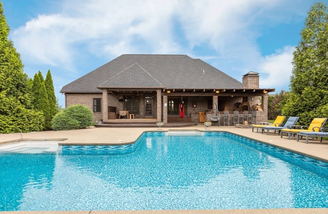 !NEW! Pool, Pizza Oven, Movie Screen