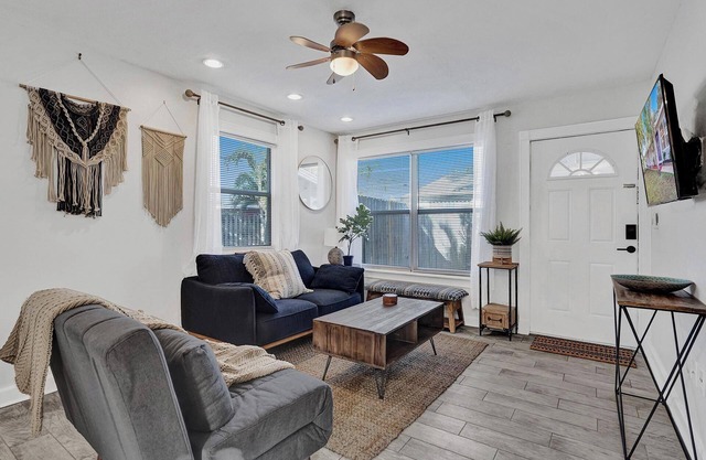 New - Private Fort Lauderdale Compound w/3 Suites : Walk to Wilton Drive!