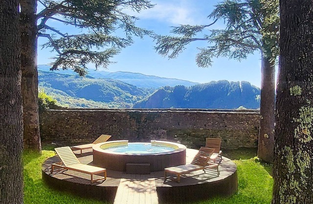 NEU! Privates Schloss!!! Wunderschön renoviert, 5 Schlafzimmer, 5,5 Badezimmer.