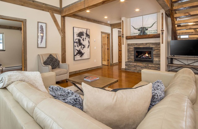 NEW! Private Hot Tub, minutes to Town Center & Big Sky Resort - Primrose Hideaway