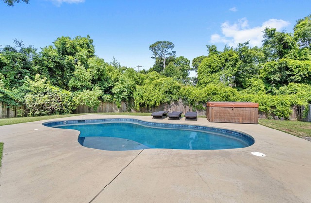 NEW! Private Pool &Hot Tub! Mins to Beach & Close to Biloxi! Poolside Bungalow!